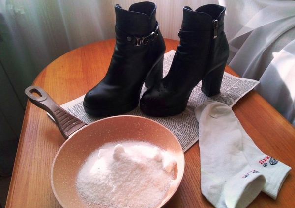 Газеты, соль и пылесос: лайфхаки, которые помогут быстро высушить мокрую обувь
