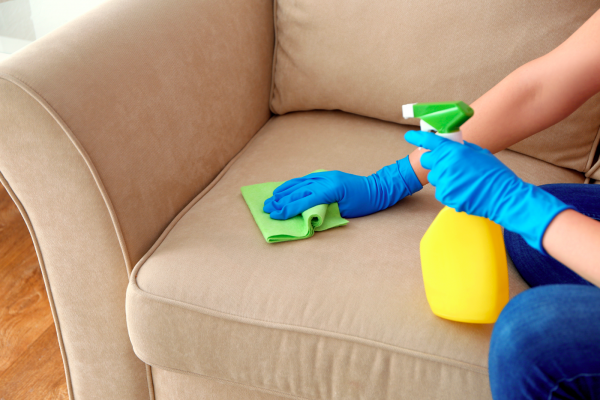 Чем и как почистить диван в домашних условиях от вина, соусов, воска и прочих загрязнений