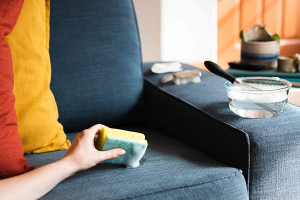 Чем и как почистить диван в домашних условиях от вина, соусов, воска и прочих загрязнений