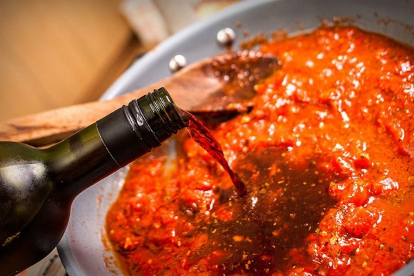 Как можно использовать выдохшееся вино на кухне и в быту