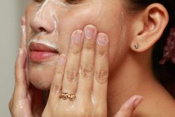 Как убрать пигментные пятна на губах?