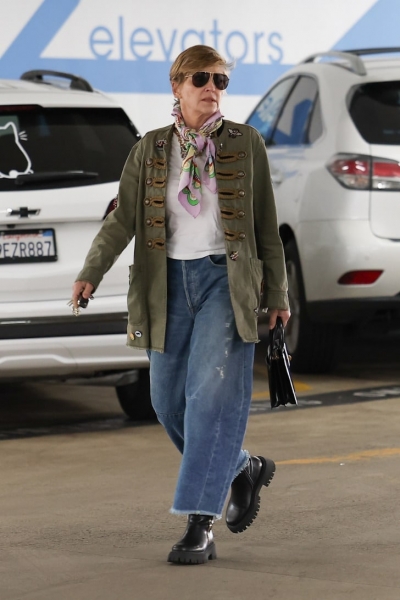 Просто нелепо: 66-летняя Шэрон Стоун в джинсах и жакете испортила весь образ