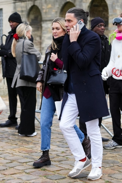 Босс Zara посетила Неделю моды в Париже в ботинках и простых джинсах