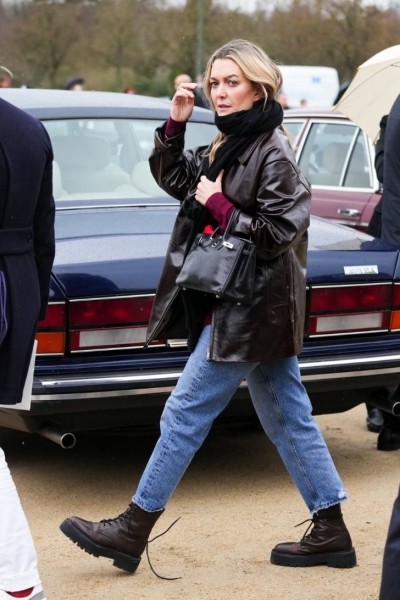 Босс Zara посетила Неделю моды в Париже в ботинках и простых джинсах