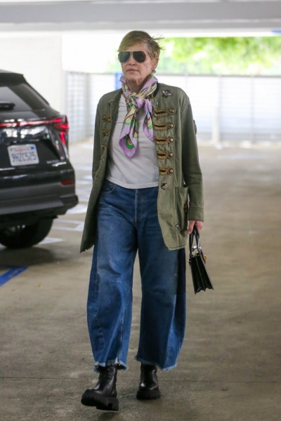 Просто нелепо: 66-летняя Шэрон Стоун в джинсах и жакете испортила весь образ