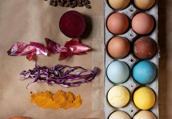 Только натуральные красители: 11 способов покрасить яйца на Пасху без химии