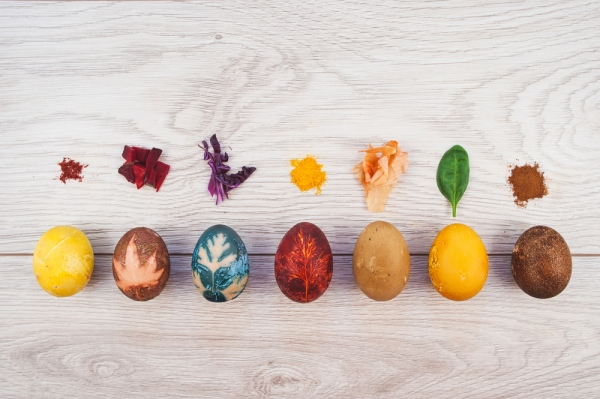 Только натуральные красители: 11 способов покрасить яйца на Пасху без химии