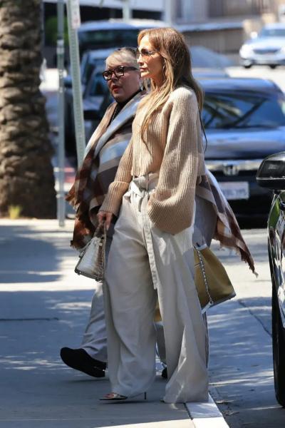 Дженнифер Лопес в уникальных брюках, которые легко заменят джинсы, на улицах Голливуда