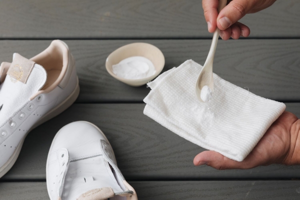 Простые домашние средства для чистки белых кроссовок, которые справятся с грязью и желтизной