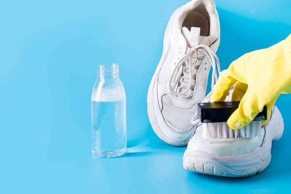 Простые домашние средства для чистки белых кроссовок, которые справятся с грязью и желтизной