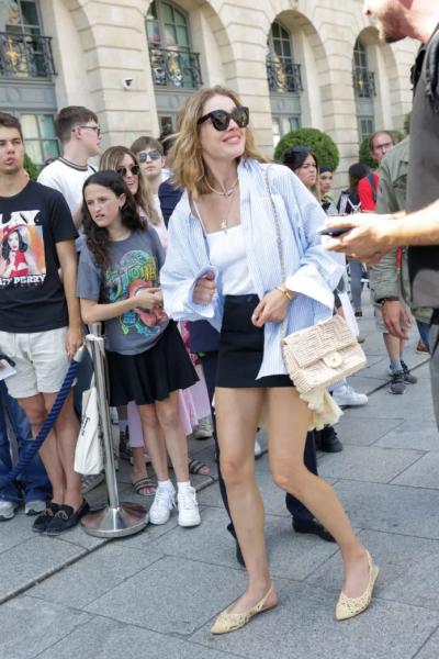 Парижский шик: Наталья Водянова в мине юбке, полосатой рубашке и беззаботной прической