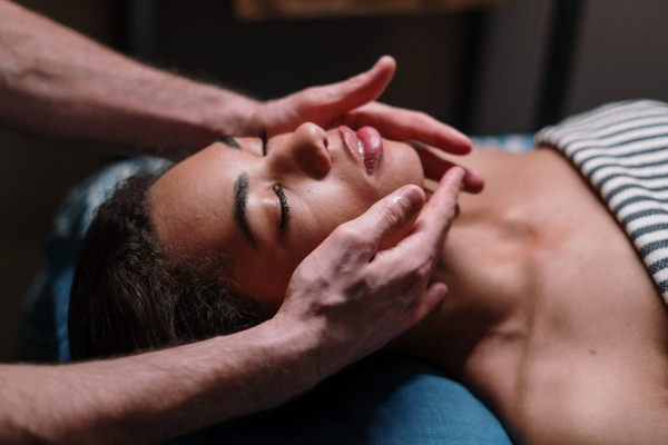 Три эффективные методики омолаживающего массажа лица
