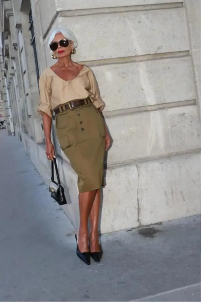 Мода для женщин за 60 на лето 2024: 10 образов, которые скрывают колени